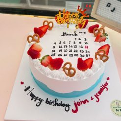 Bánh sinh nhật trang trí phụ kiện dâu tây