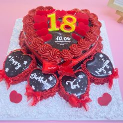 Bánh sinh nhật 18 tuổi trái tim màu đỏ