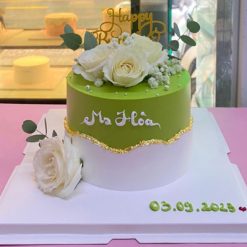 Bánh sinh nhật trang trí hoa tươi